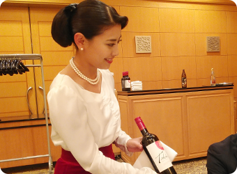 お料理やお飲み物をご提供