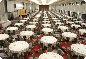 勤務先は、有名ホテルや会館など。