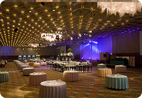 勤務先は、有名ホテルや会館など。